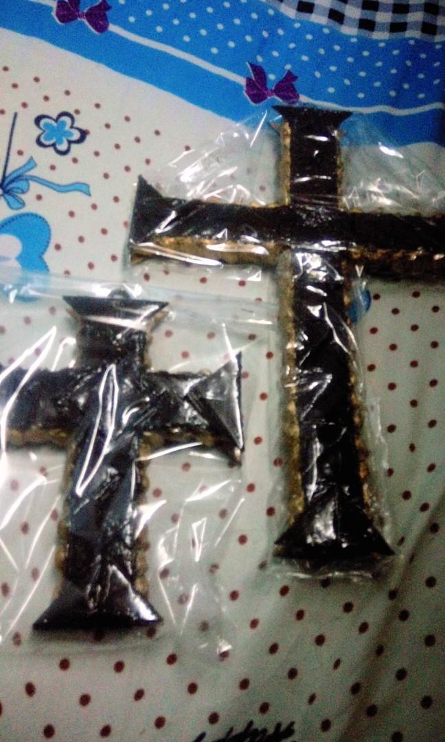 Cross Wall Decors - small (Category: Wall Decor) located in Imus. Submitted by micps.sanz (Listing ID 1066558264, Image 1). Description: Cross Wall Decors (small and big) small P100 Materials: Match boxes, thermal papers, pistachio shells, plastic pin and paints small size L x W x H(inches) 6 x 1 x 8.5 Color: brown and gold Pick up only. Pwede nyo pakuha thru Lalamove or Grab Food Delivery Landmark: Othako Takoyaki Store Medicion 1A Imus City, Ca