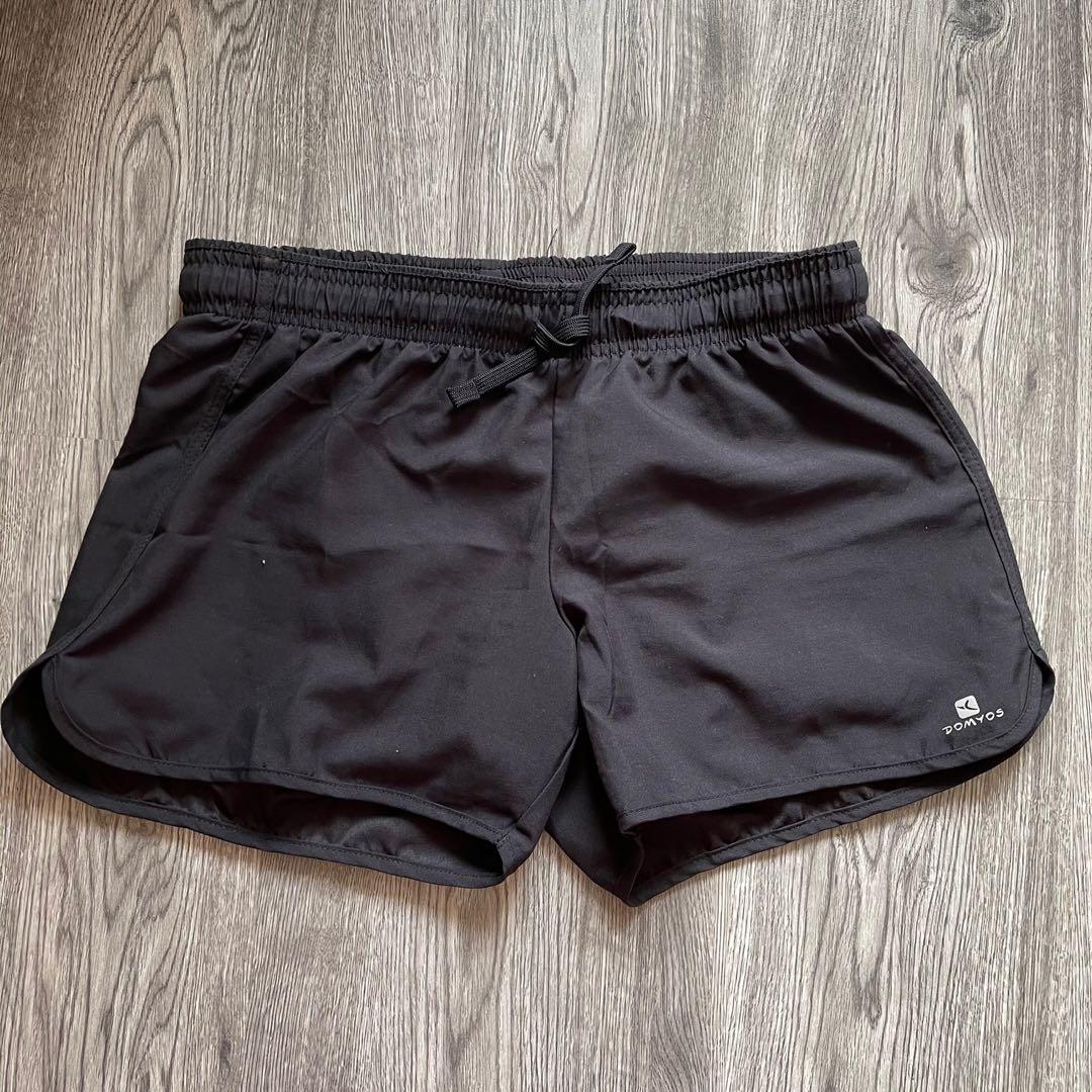 Decathlon on sale black shorts