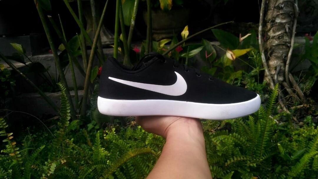 nike essentialist canvas
