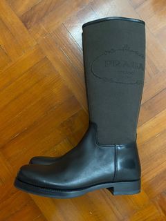PRADA 高筒靴。629376389858571127