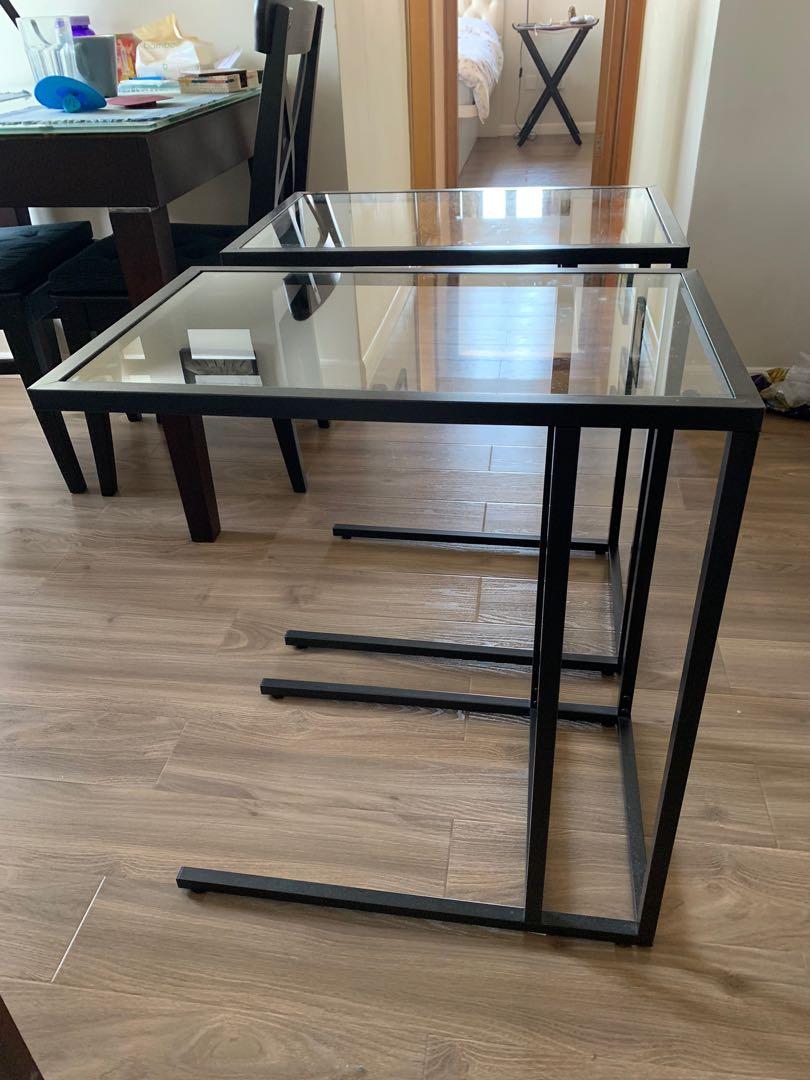 Side table （分類：桌子）位於 Hong Kong。 由 parth.123 提交（商品編號 1066545126，圖片 2）。簡介： 2 IKEA side tables for free 25 inches tall x 15 inches width 。
