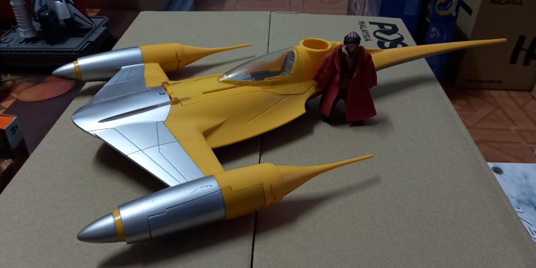 Star Wars Naboo Starfighter and FREE Naboo Pilot figure