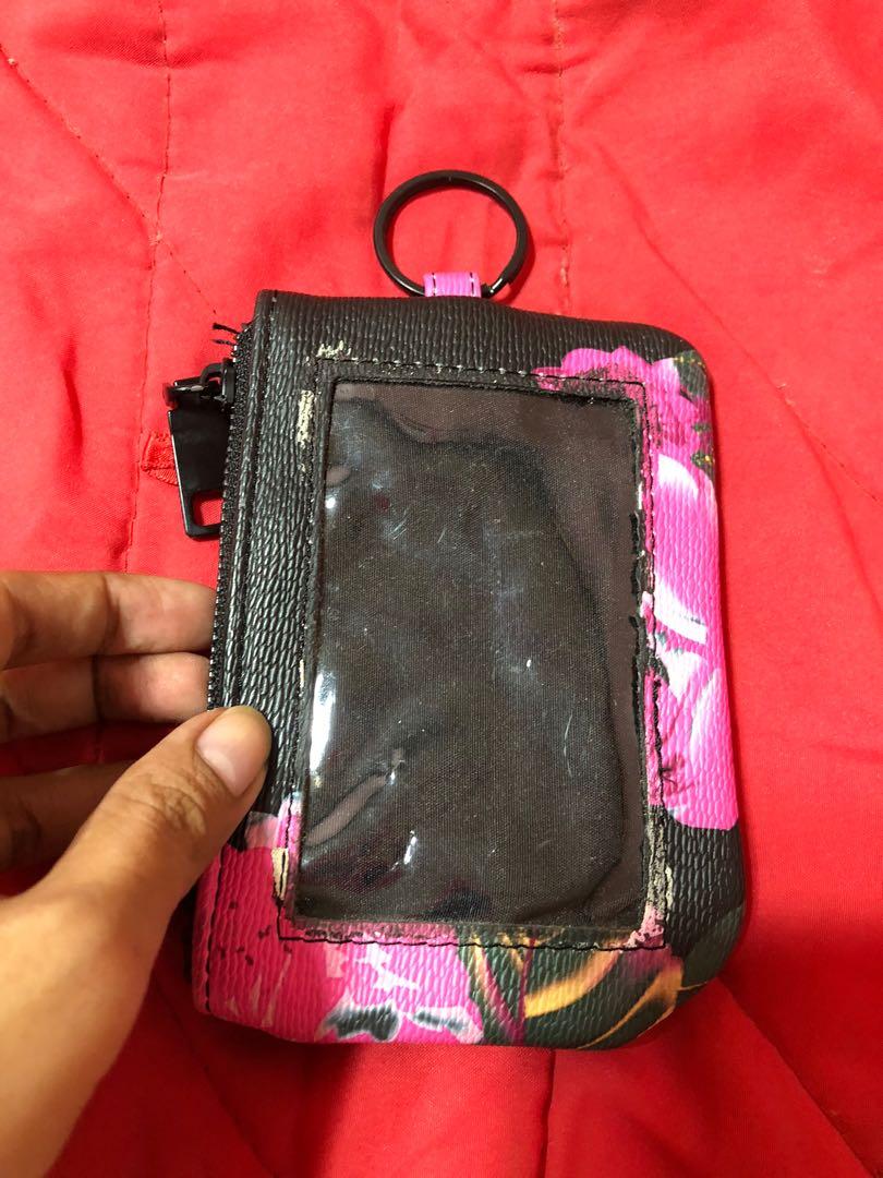 Steve Madden Wallet Card Holder (Category: Wallets & Card holders) located in Cavite. Submitted by abichix (Listing ID 1060544033, Image 2). Description: May flaws. Nasa picture Magagamit pa. 50 lp🥰.