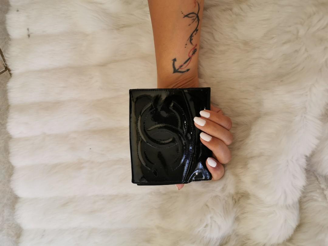 Authentic Preowned Chanel Patent Wallet (Category: Luxury Bags & Wallets) located in San Pablo. Submitted by watchyouwantphsecond (Listing ID 1060712601, Image 3). Description: Authentic Preowned Chanel Patent Wallet Complete Inclusion Interior 8.8/10 Exterior 8.8/10.