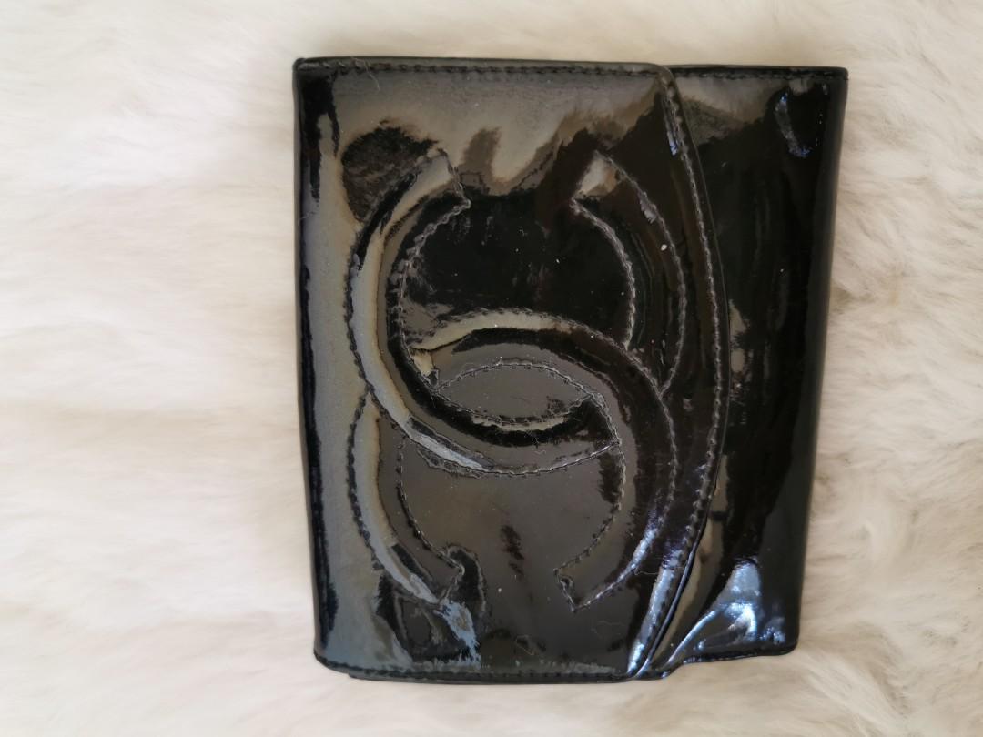 Authentic Preowned Chanel Patent Wallet (Category: Luxury Bags & Wallets) located in San Pablo. Submitted by watchyouwantphsecond (Listing ID 1060712601, Image 2). Description: Authentic Preowned Chanel Patent Wallet Complete Inclusion Interior 8.8/10 Exterior 8.8/10.