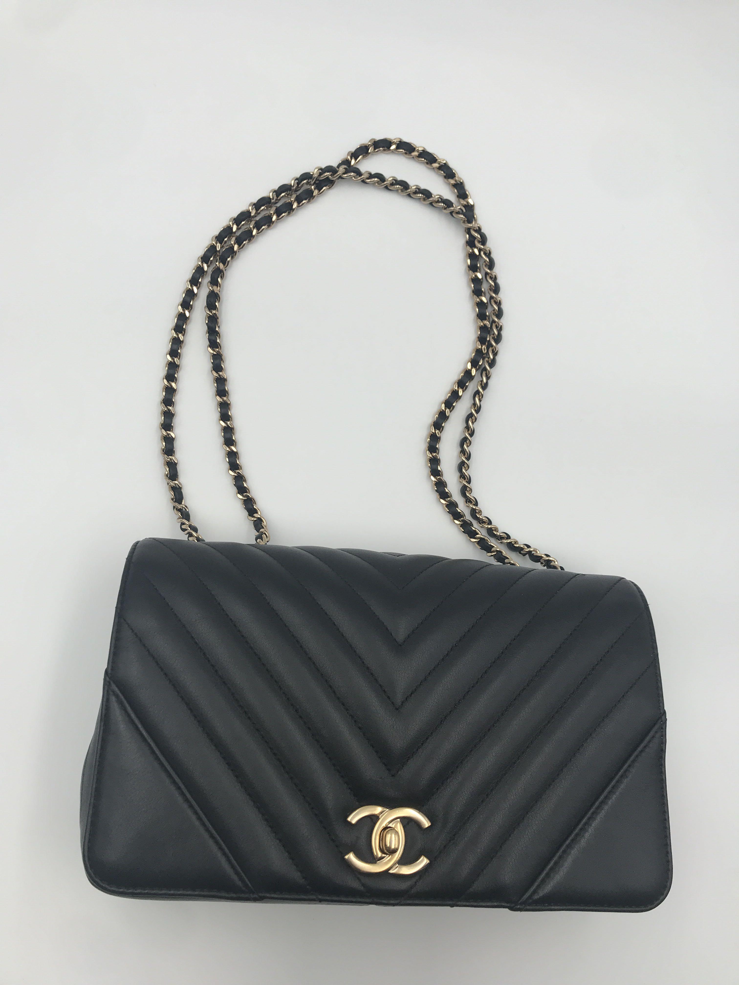 chanel chevron statement flap bag (medium 25cm), 名牌, 手袋及銀包- Carousell