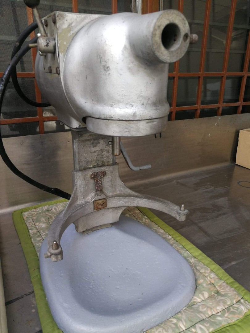 Hobart Stand Mixer w/ Wire Whip Paddle & 3 Mixing Bowls, TV & Home