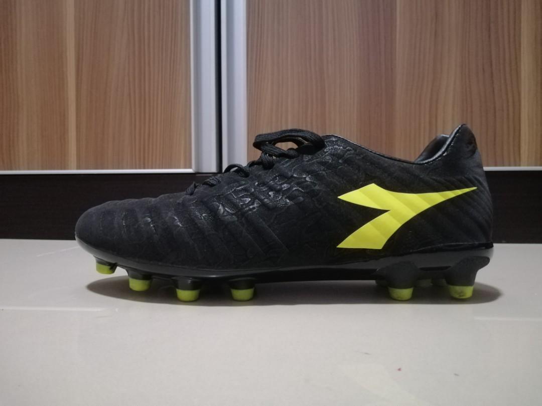 mens diadora football boots
