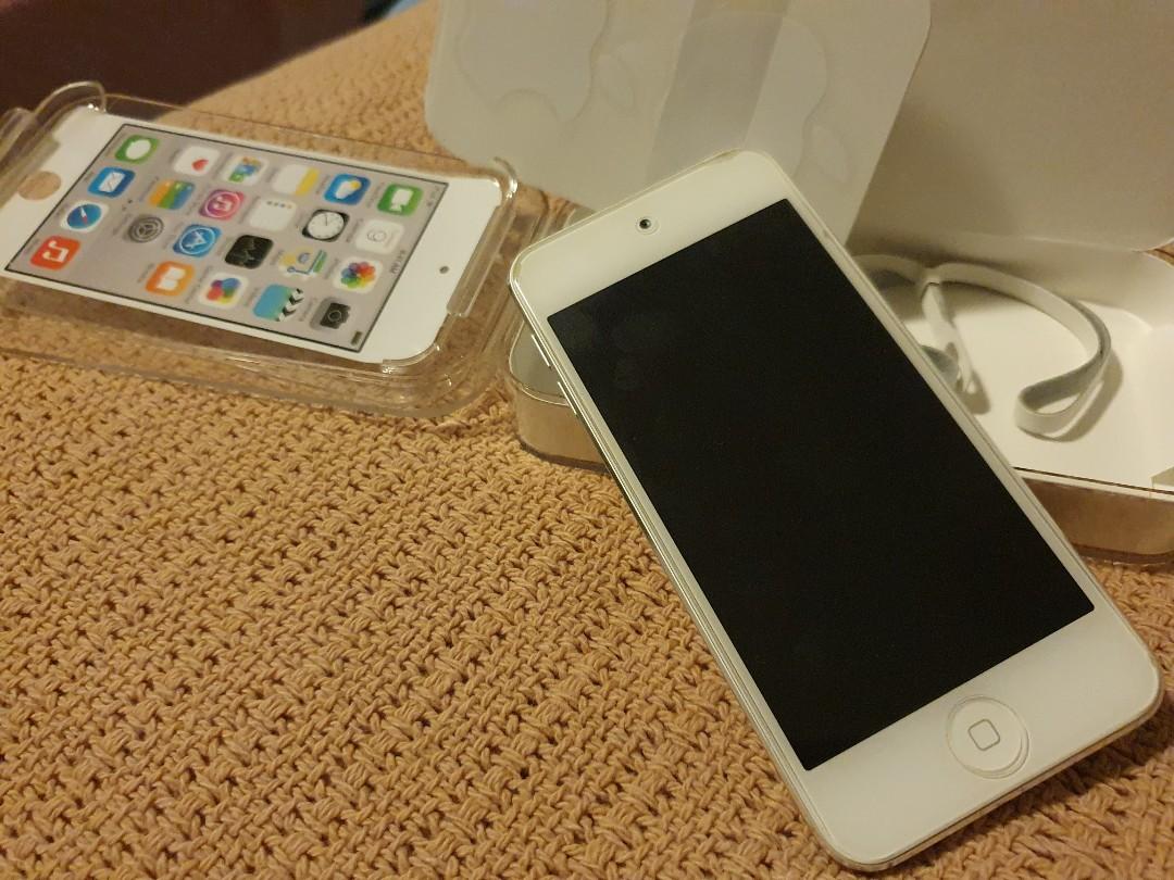 Ipod touch (Category: Earphones) located in Singapore. Submitted by truecat_b8237a (Listing ID 1061009474, Image 2). Description: ipod touch to let go ipod with box condition 8/10 nego until letgo.