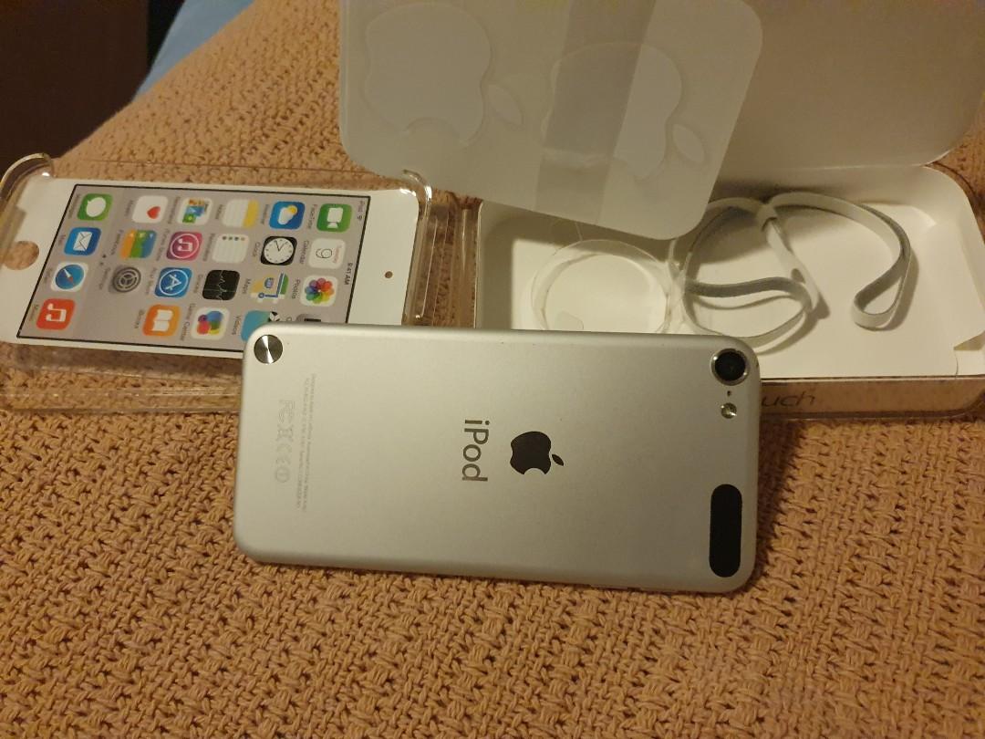 Ipod touch (Category: Earphones) located in Singapore. Submitted by truecat_b8237a (Listing ID 1061009474, Image 3). Description: ipod touch to let go ipod with box condition 8/10 nego until letgo.