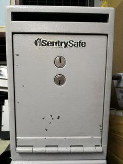 Sentry safe with money drop slot. Ideal for business. Dual locks. Needs 2 keys to open