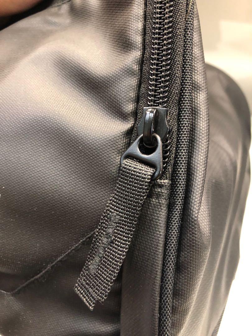 [1 LEFT!] Runners Edge Duffel Bag (Small), Men's Fashion, Bags, Belt