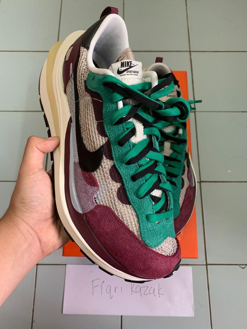nike sacai vaporwaffle burgundy