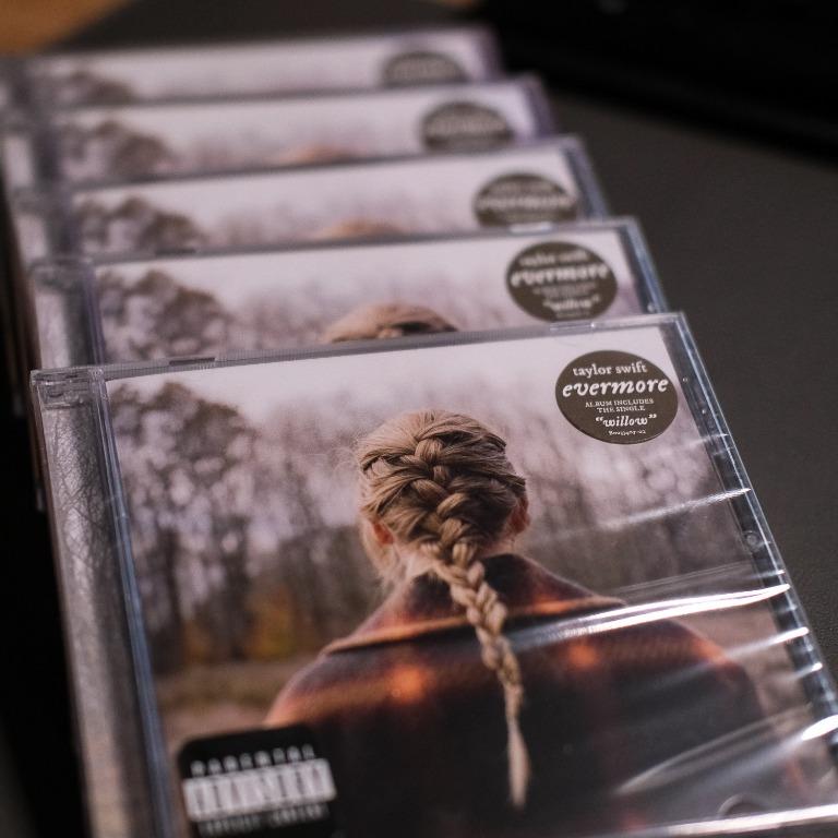TAYLOR SWIFT - EVERMORE DELUXE EDITION CD (ONHAND) (Category: CDs & DVDs) located in Bacoor. Submitted by meepmorpmeepmorp (Listing ID 1061429166, Image 2). Description: https://shopee.ph/product/299083702/4573432419/ TAYLOR SWIFT - EVERMORE CD ONHAND SEALED IMPORTED FROM USA evermore album deluxe edition CD includes: 15 songs + 2 bonus tracks "right where you left me" and "it's time to go" Exclusive deluxe album lyric booklet, including full alb