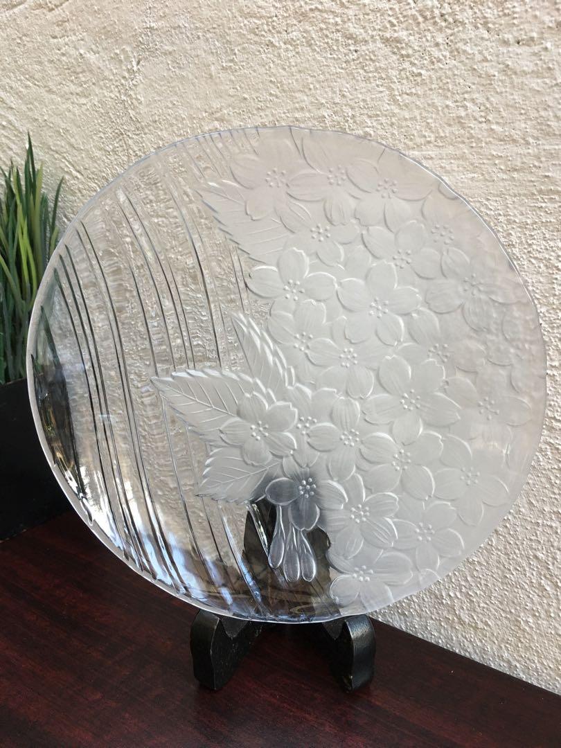 Dessert plate (Category: Bakeware) located in Cagayan de Oro. Submitted by rare.smacky (Listing ID 1061538923, Image 1). Description: Set of 6 dessert plates with frosted floral details .