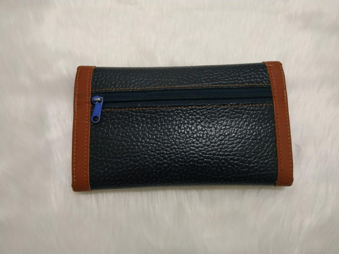 Dooney & Bourke Leather Wallet (Category: Luxury Bags & Wallets) located in Pasig City. Submitted by mxbutterfly (Listing ID 1061685144, Image 2). Description: 100% Original True leather. All pockets and parts are usable and it is very durable 👍 In a good condition however there are some signs of usage. Price is the best already, take it or leave it to my drawer chest 😅 #DeclutteringThe2020Stuffs.