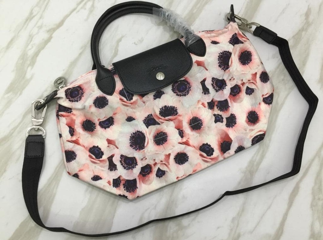 Longchamp le pliage anemone Fesyen Wanita Tas Dompet di Carousell
