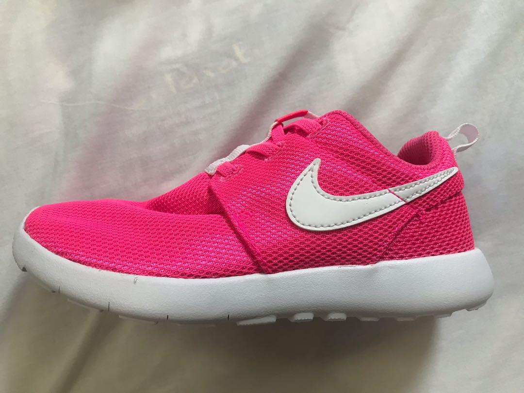 Childrens pink cheap nike trainers
