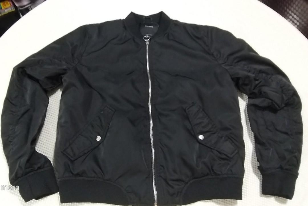 Pull&Bear bomber jacket (Category: Coats, Jackets and Outerwear) located in Subang Jaya. Submitted by abizara (Listing ID 1061644119, Image 1). Description: Pull&Bear original size L see measurement in pic condition 9.5/10 black color postage rm8 cod putra height.