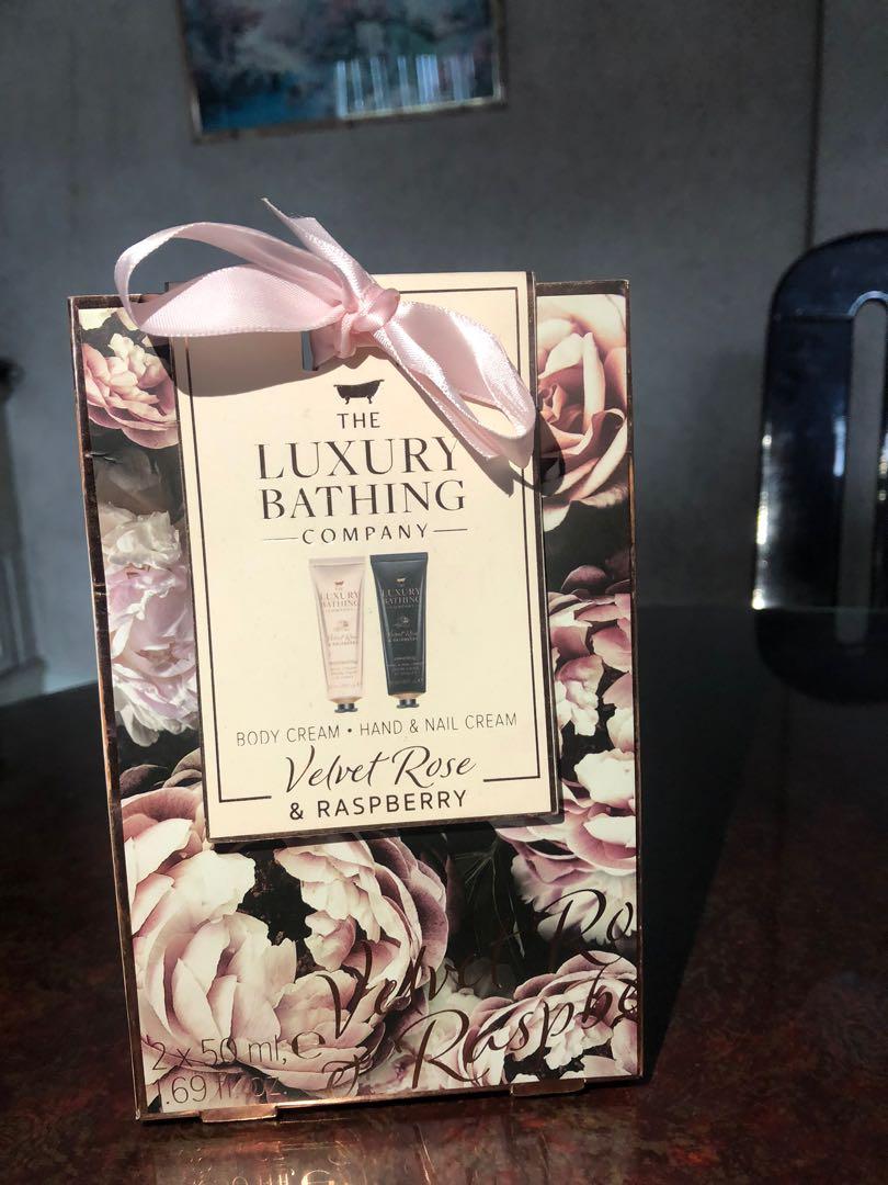 THE LUXURY BATHING COMPANY Velvet Rose Raspberry Precious Gift Set