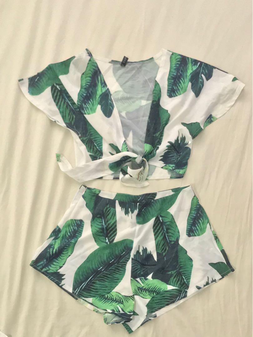 Two Piece Hawaiian Tie Crop Top Set (Category: Sleeveless) located in Pasig City. Submitted by sfrisco (Listing ID 1061590499, Image 1). Description: Used once, Good condition.