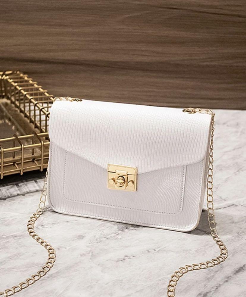 White chain best sale crossbody bag