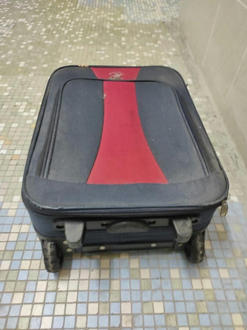 #1132 （21''）BEVERLY HILLS POLO CLUB 軟機艙行李箱 Soft cabin Luggage Case （分類：旅遊 - 行李箱）位於 Hong Kong。 由 lanahmpang 提交（商品編號 1116943612，圖片 1）。簡介： #1132 （21''）BEVERLY HILLS POLO CLUB 軟機艙行李箱 Soft cabin Luggage Case $100 2滑輪，2手挽及拉桿 體積： 17(厚）x 34（長）x 48（高）cm 21吋斜綫 拉捍最高92cm ---------- #1132 （21''）BEVERLY HILLS POLO CLUB 軟機艙行李箱 Soft cabin Luggage Case $100 2 pulleys, 2 handles and levers Volume: 17 (D) x 34 (L) x 48 (H) cm Diagonial measurement 21 inch The highe
