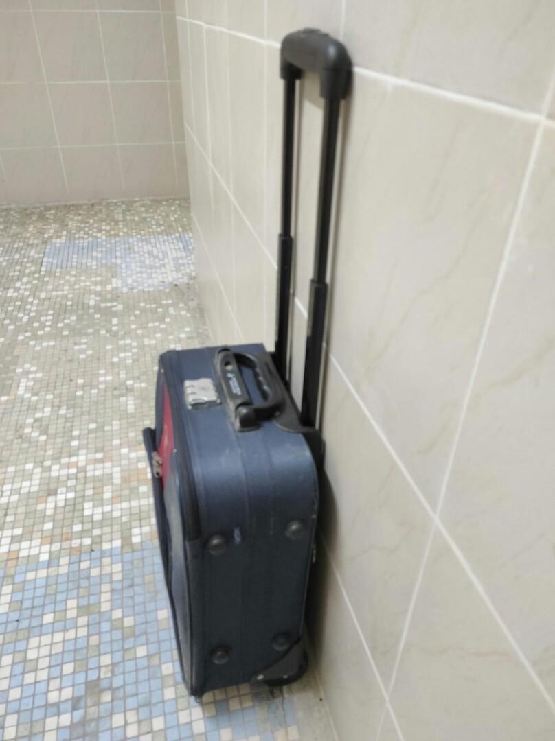 #1132 （21''）BEVERLY HILLS POLO CLUB 軟機艙行李箱 Soft cabin Luggage Case （分類：旅遊 - 行李箱）位於 Hong Kong。 由 lanahmpang 提交（商品編號 1116943612，圖片 3）。簡介： #1132 （21''）BEVERLY HILLS POLO CLUB 軟機艙行李箱 Soft cabin Luggage Case $100 2滑輪，2手挽及拉桿 體積： 17(厚）x 34（長）x 48（高）cm 21吋斜綫 拉捍最高92cm ---------- #1132 （21''）BEVERLY HILLS POLO CLUB 軟機艙行李箱 Soft cabin Luggage Case $100 2 pulleys, 2 handles and levers Volume: 17 (D) x 34 (L) x 48 (H) cm Diagonial measurement 21 inch The highe