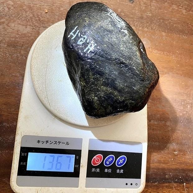 格應角翡翠原石1.36kg 賭石, 女裝, 飾物及配件, 寶石、鑽石、水晶