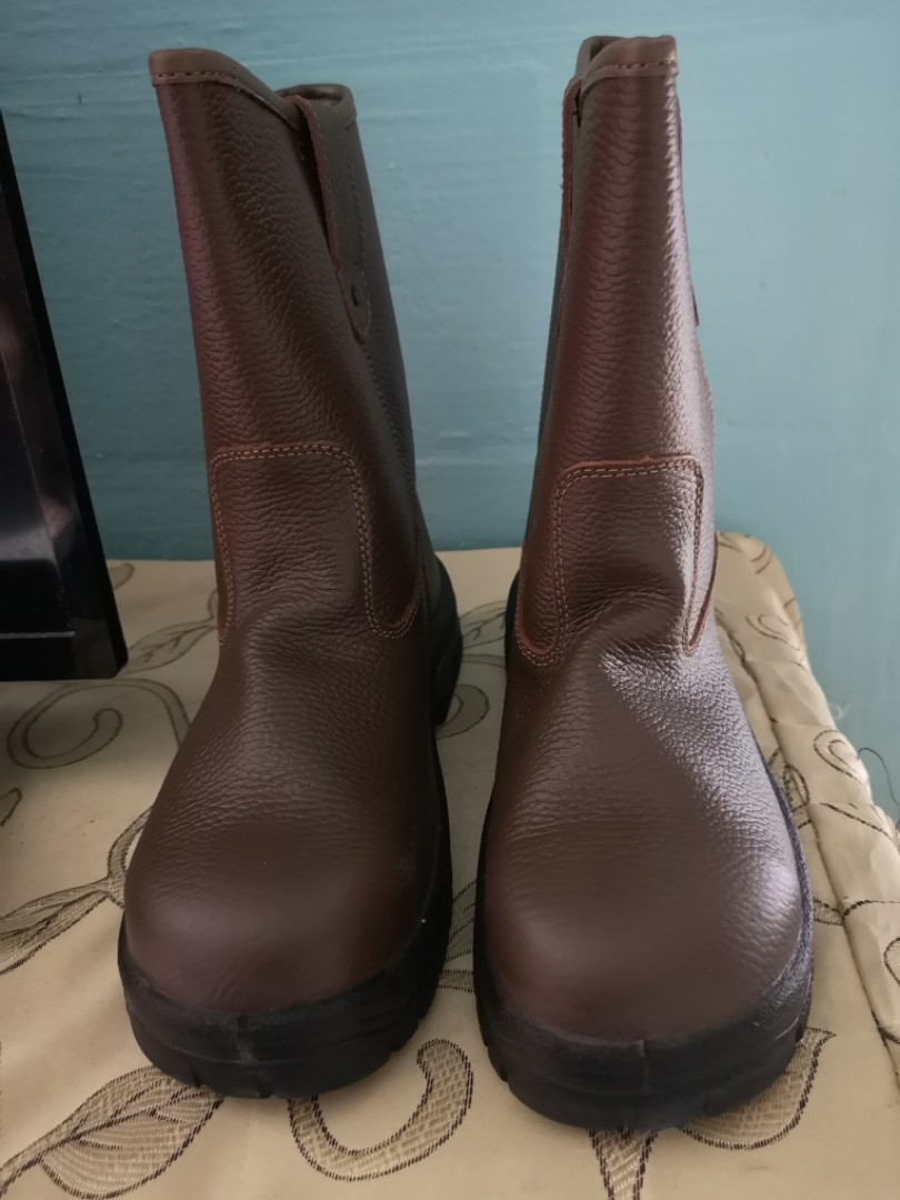 LIGHTLY USED KRUSHERS SAFETY BOOTS, Men's Fashion, Footwear, Boots on