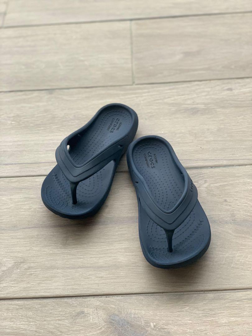 crocs comfort flip flops