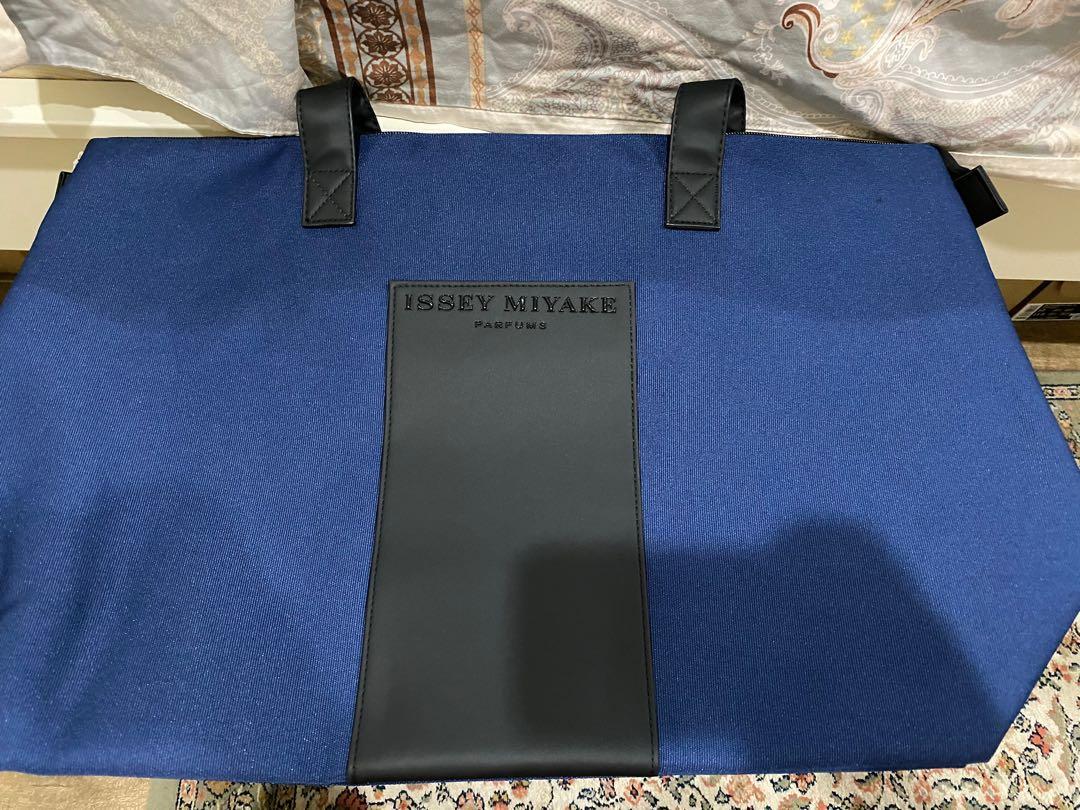 Issey miyake hotsell duffle bag