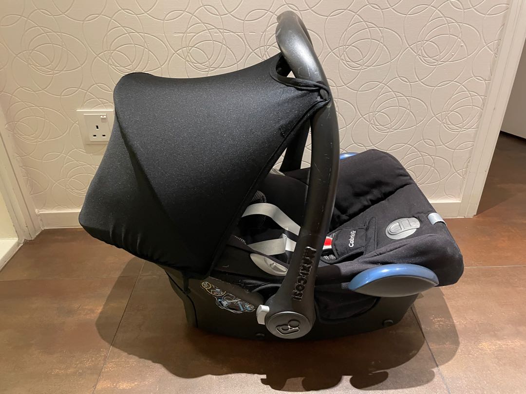 Maxi Cosi Cabriofix + Easyfix Car Seat Base + Babyzhen Yoyo adapters,  兒童＆孕婦用品, 外出用品, 外出用品- 安全座椅- Carousell