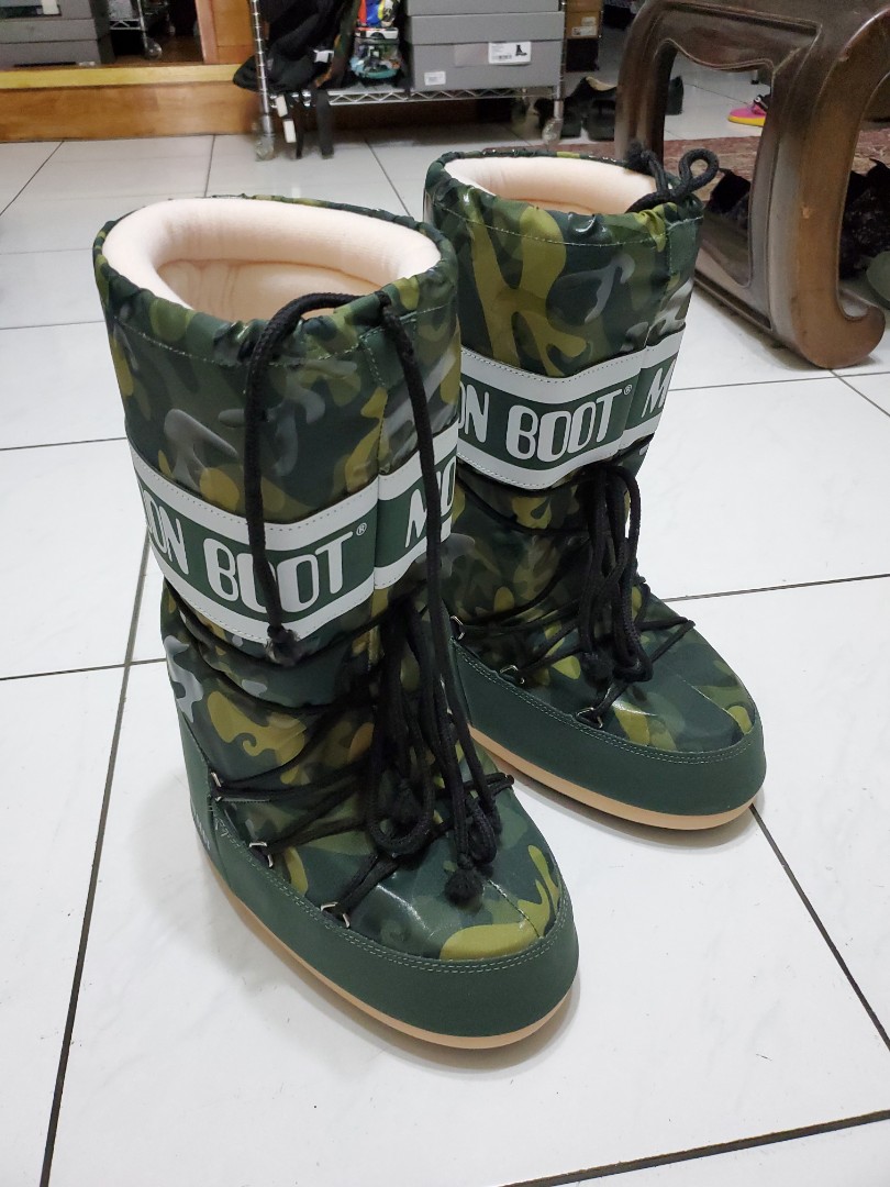 Camo moon boots top