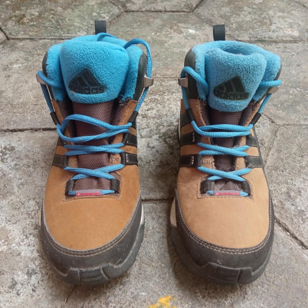 Sepatu gunung hotsell adidas goretex