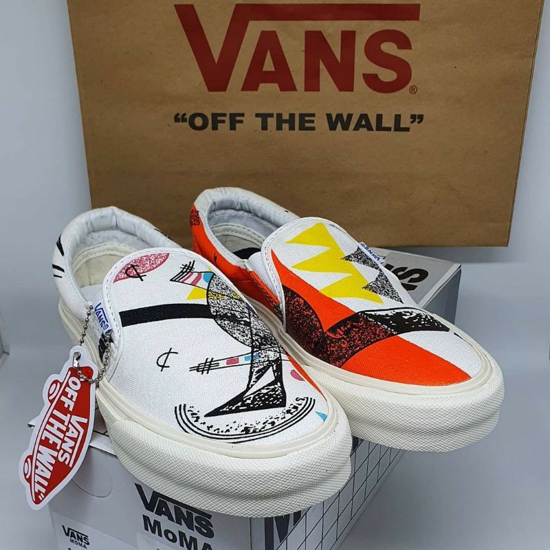 SEPATU VANS SLIP ON MOMA Fesyen Pria Sepatu Sneakers di Carousell