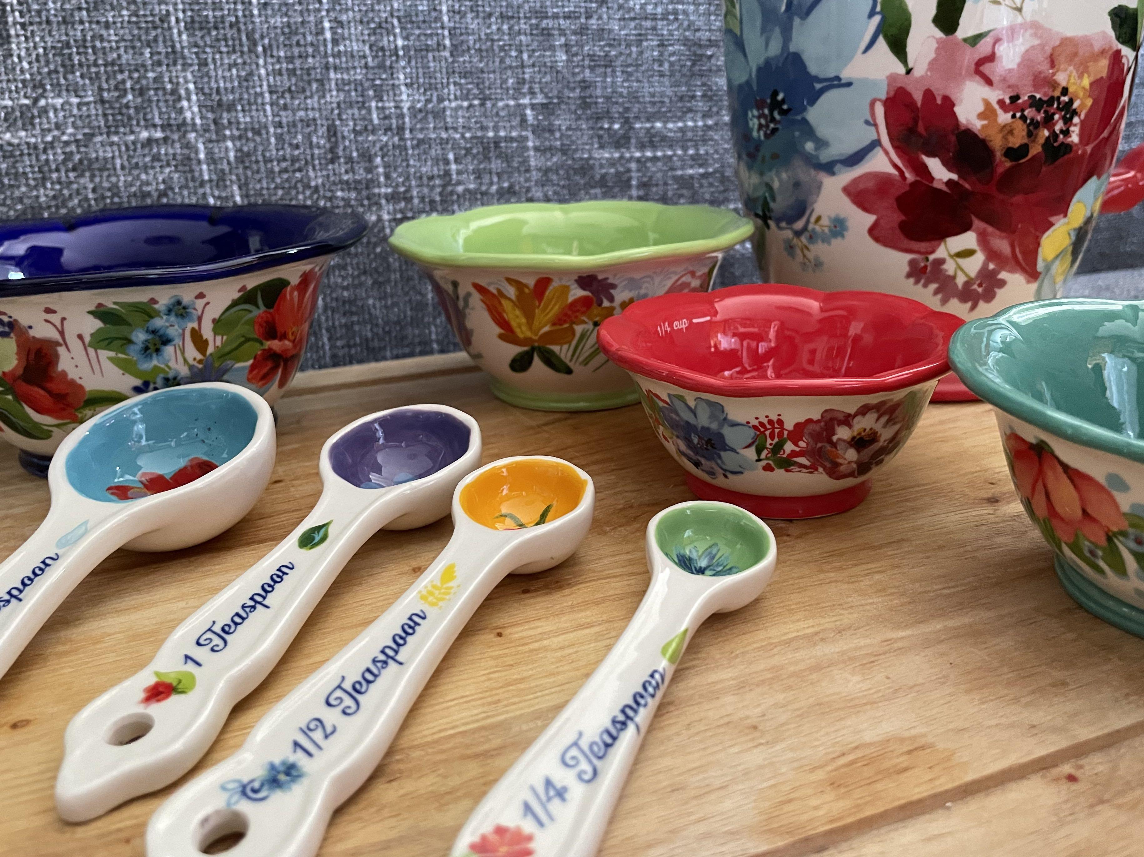 Holiday SALE] The Pioneer Woman measuring bowls and spoons set, Furniture &  Home Living, Kitchenware & Tableware, Bakeware on Carousell