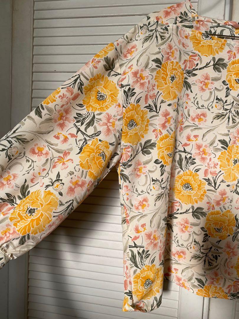 blouse (batik pattern) (Category: Blouses) located in Kuala Lumpur. Submitted by ninazln (Listing ID 1118919636, Image 3). Description: Only wear 2-3 times No defect Can fit s-m.