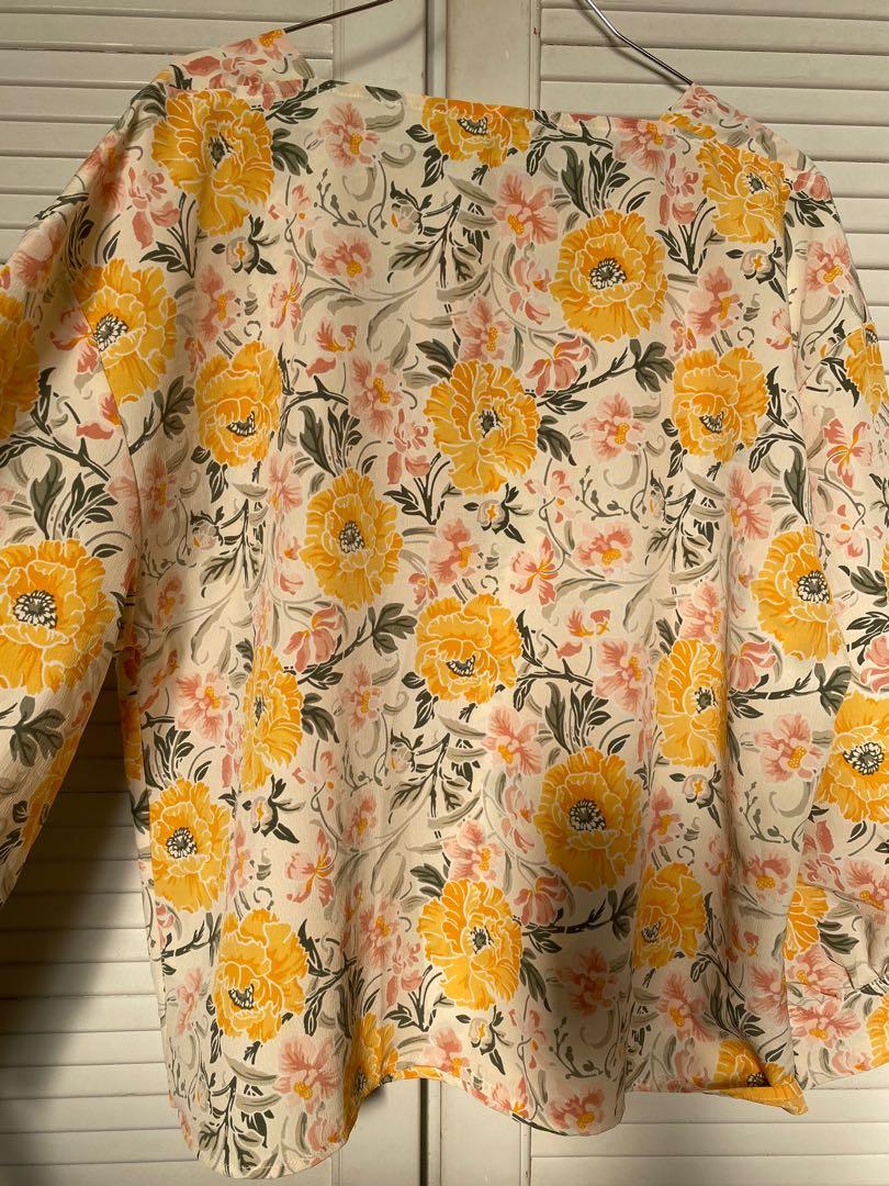 blouse (batik pattern) (Category: Blouses) located in Kuala Lumpur. Submitted by ninazln (Listing ID 1118919636, Image 2). Description: Only wear 2-3 times No defect Can fit s-m.