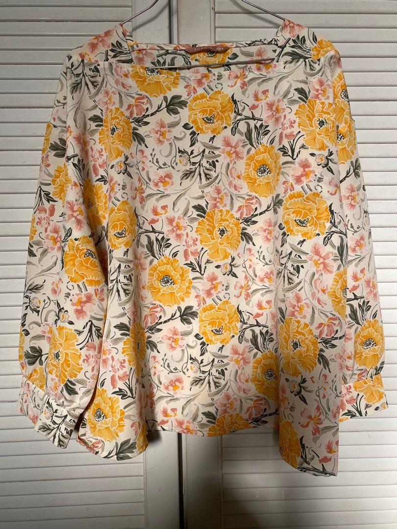 blouse (batik pattern) (Category: Blouses) located in Kuala Lumpur. Submitted by ninazln (Listing ID 1118919636, Image 1). Description: Only wear 2-3 times No defect Can fit s-m.