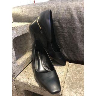 CHARLES & KEITH 小CK設計方頭方跟金邊5cm高跟鞋 黑 37號