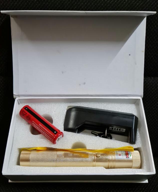 Green Laser Pointer (Category: Other Accessories) located in Singapore. Submitted by cindyloy07 (Listing ID 1118949608, Image 2). Description: Long distance, come with star cap, rechargeable battery & charger and 2pcs safety lock key..