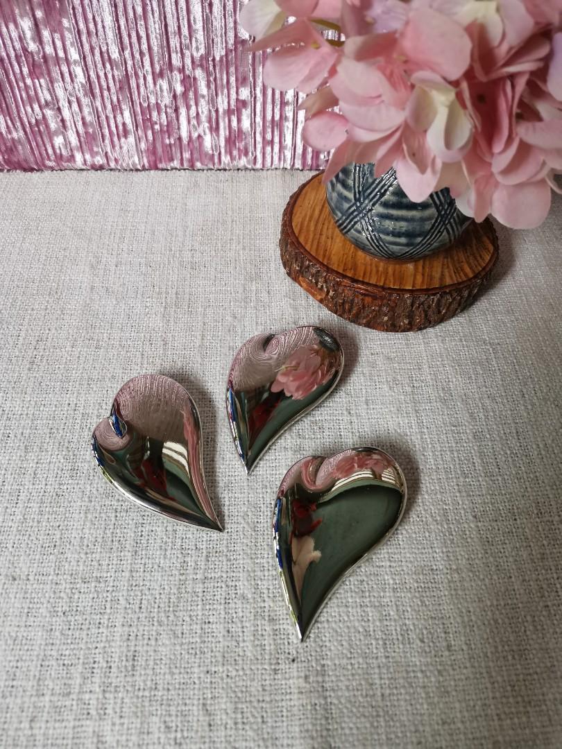 Metal Heart Rings (Category: Dinnerware & Cutlery) located in Talisay. Submitted by enavnai13 (Listing ID 1118954172, Image 1). Description: Metal Heart Rings 21 pcs available Pwede gawin napkin rings pero hindi gaanong malaki yung butas nya Please swipe to see item measurements 30 each + SF.