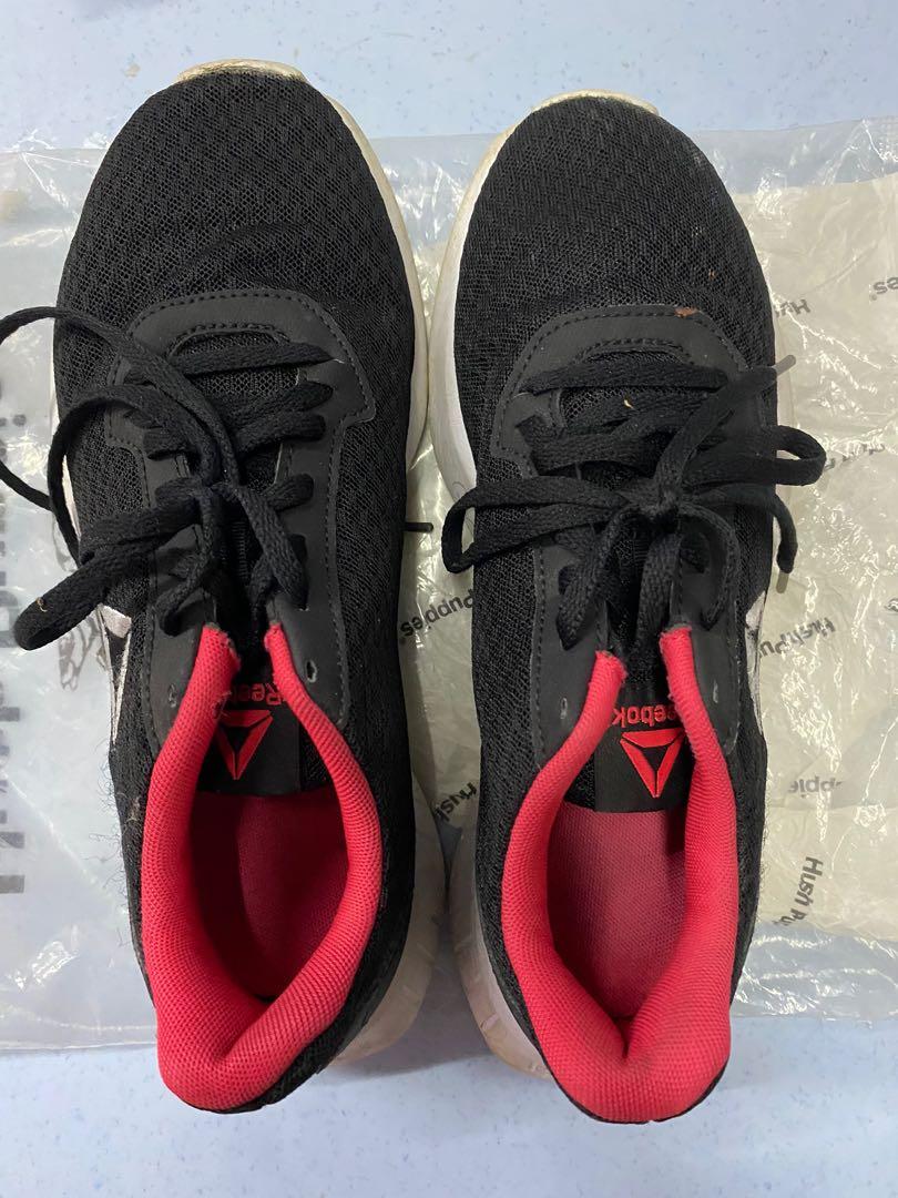 Black and deals pink reebok shoes