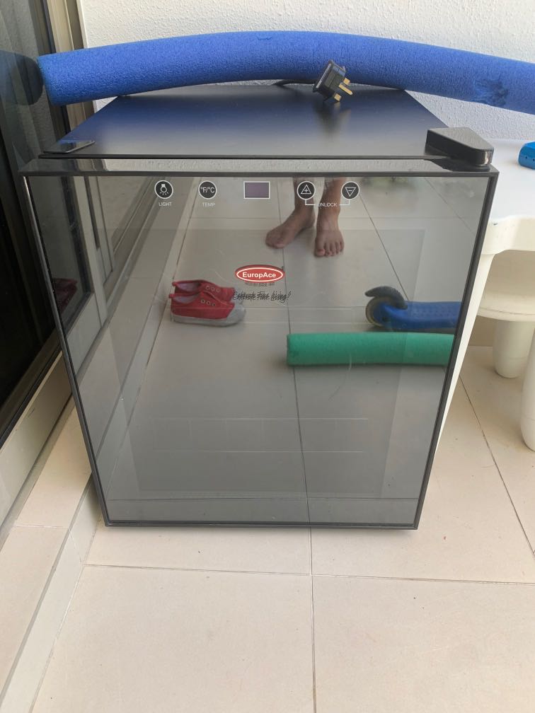 Wine fridge broken., TV & Home Appliances, Kitchen Appliances, Wine