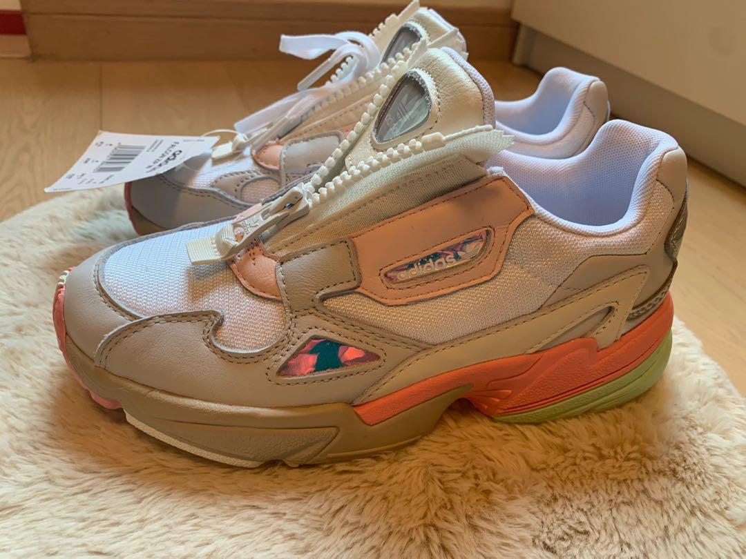 Adidas falcon zip w, 女裝, 鞋, 波鞋- Carousell