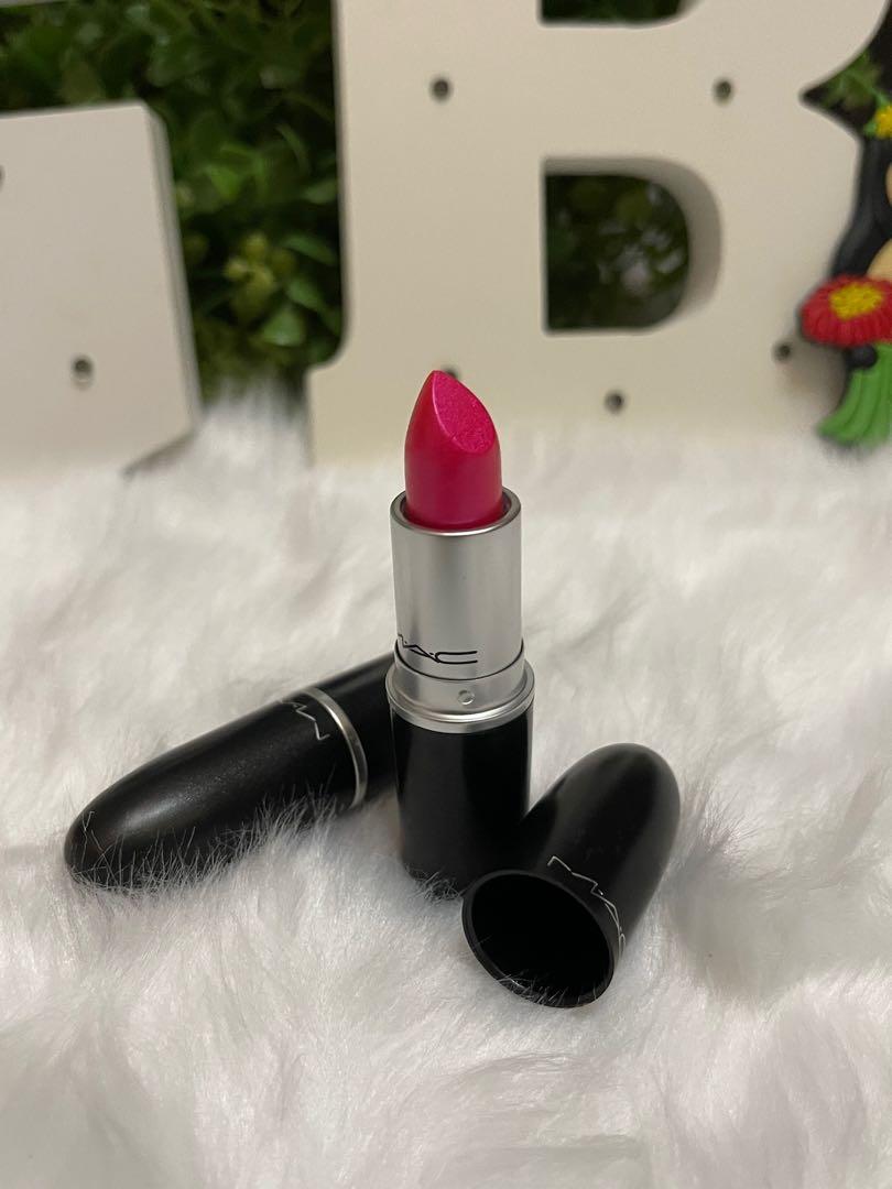 Authentic brand new MAC lippie 👄 (Category: Makeup) located in Marikina City. Submitted by girlbalikbayan (Listing ID 1119142751, Image 2). Description: 📌Last price posted! It’s already cheap and sale price. 100% guaranteed authentic. I dont sell fake cosmetics! 🎄BER MONTH SALE 🎄These are some great gift ideas for the lovelies on your Christmas list. We’re sure they’ll love it. Add to cart na yan🛒 MAC💄 - Frost is the iconic product that mad