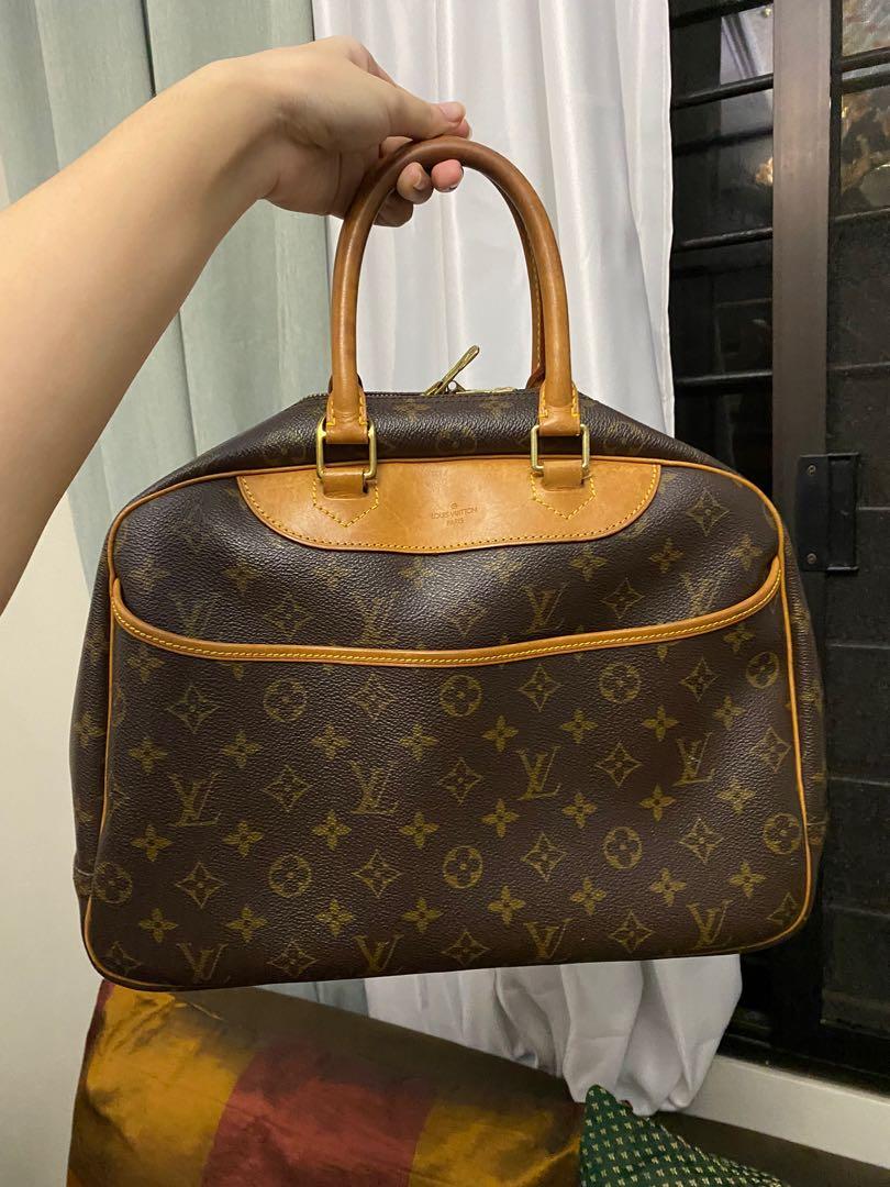 STILL ACTIVE! Authentic Louis Vuitton LV Deauville (Category: Luxury Bags & Wallets) located in Las Pinas. Submitted by kingkarliee19 (Listing ID 1119161198, Image 1). Description: Authentic LV bought from Japan❤️ Preloved No flaws and issues With dust bag Non Negotiable Mababa na to compared sa iba Mop: gcash/bdo/cash.