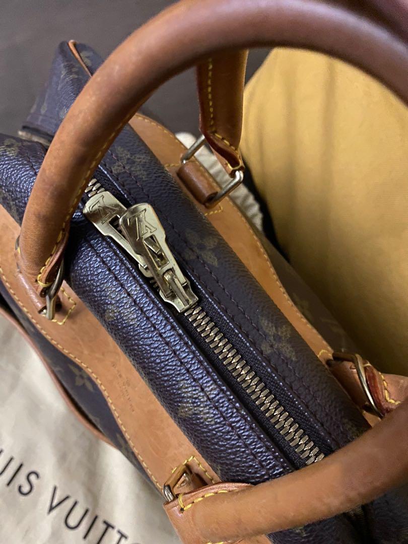 STILL ACTIVE! Authentic Louis Vuitton LV Deauville (Category: Luxury Bags & Wallets) located in Las Pinas. Submitted by kingkarliee19 (Listing ID 1119161198, Image 2). Description: Authentic LV bought from Japan❤️ Preloved No flaws and issues With dust bag Non Negotiable Mababa na to compared sa iba Mop: gcash/bdo/cash.