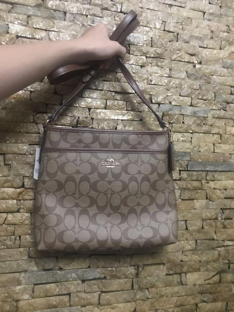Coach Bag (Category: Luxury Bags & Wallets) located in Del Monte. Submitted by dellowe (Listing ID 1119078554, Image 2). Description: Brandnew.